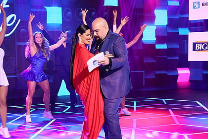 Juliette e daniel alves dançando no palco do teleton 2022
