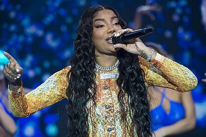 Ludmilla de lace preta, cabelo solto, cantando durante gravação do Faustão na Band
