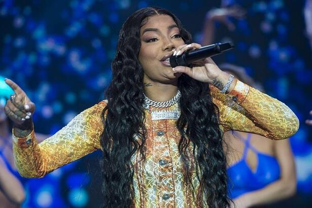 Ludmilla de lace preta, cabelo solto, cantando durante gravação do Faustão na Band