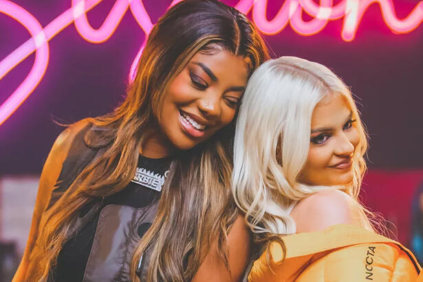 Ludmilla e Luisa Sonza sorrindo durante gravação do Lud Sessions