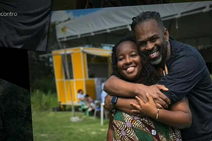 Manoel Soares abraçando a irmã em foto tirada no encontro entre eles. Ela utilziada um bestido florido e ele uma blusa preta. Trecho da reportagem para o Encontro