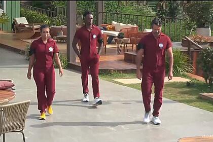 Moranguinho, Pelé e Iran Malfitano saem da sede e caminham para fazer a Prova de Fogo em A Fazenda 14
