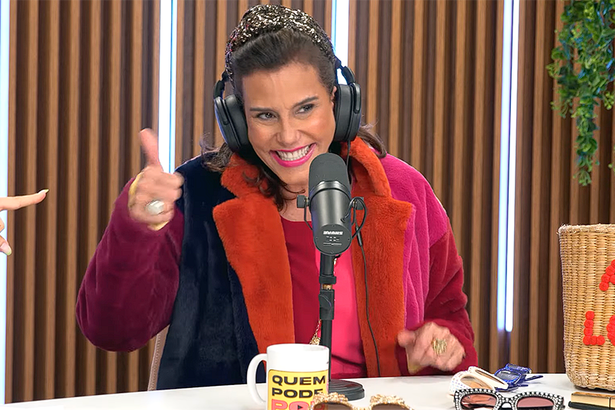 Narcisa sorrindo durante entrevista no Quem Pode Pod