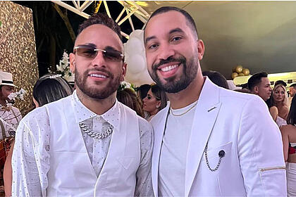 Gil do Vigor e Neymar abraçados, juntos, com roupa branca