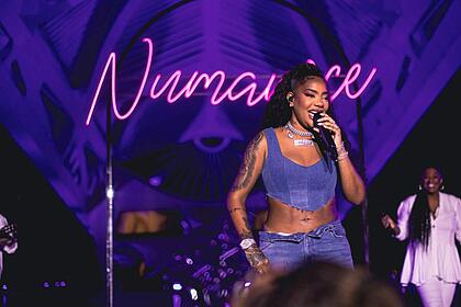 Ludmilla no palco, em trecho do show Numanice