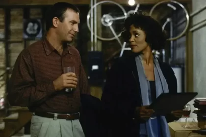 Kevin Costner e Whitney Houston em trecho do poster do filme O Guarda Costas