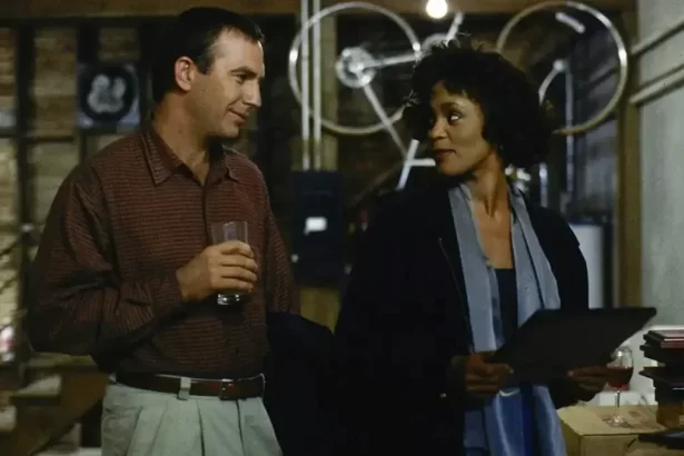 Kevin Costner e Whitney Houston em trecho do poster do filme O Guarda Costas