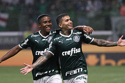 Dudu abraçando um jogador do palmeiras ao comemorar um gol
