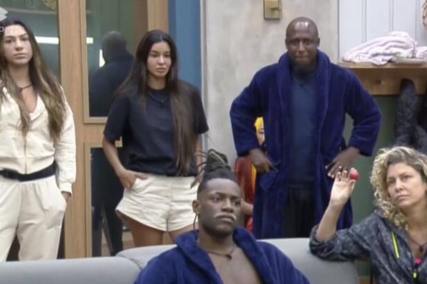 Kerline, André e Pétala de pé atrás da porta.
