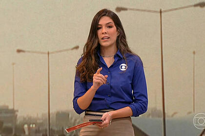 Renata silveira com o uniforme de esportes da globo em trecho da transmissão do jogo da copa