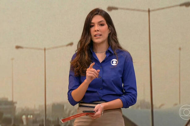 Renata Silveira com o uniforme de esportes da Globo em trecho da transmissão do jogo da Copa