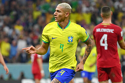 Richarslison, com a camisa de número 9 da seleção, comemorando um gol apontando o dedo pro lado