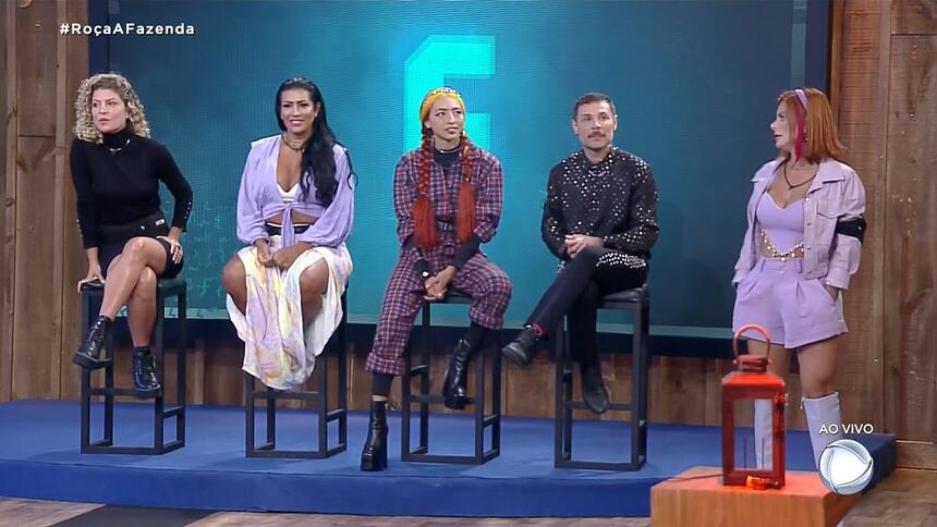 Barbara Borges, Ellen Cardoso, Ruivinha de Marte, Alex Gallete e Deborah Albuquerque sentados no banquinho durante a formação da Roça de A Fazenda, da Record TV