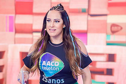 Silvia Abravanel no palco do Teleton 2022