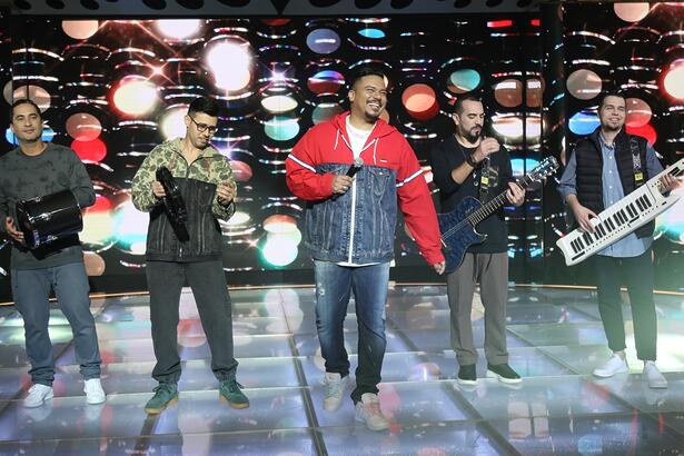 Integrantes do Sorriso Maroto performando durante gravação do Programa Raul Gil, do SBT