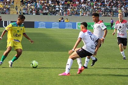 Jogadores das seleções de goiás e são paulo em campo, durante a disputa da final da taça das favelas