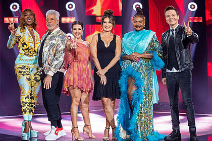 IZA, Lulu Santos, Thaís Fersoza, Fátima Bernardes, Gaby Amarantos e Michel Teló em foto posada no palco do The Voice Brasil 11