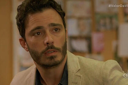 Thiago Rodrigues (como Vasco Folque) em trecho da novela Valor da Vida. Ele usa uma roupa em tons claros e está com cara de assustado em Valor da Vida