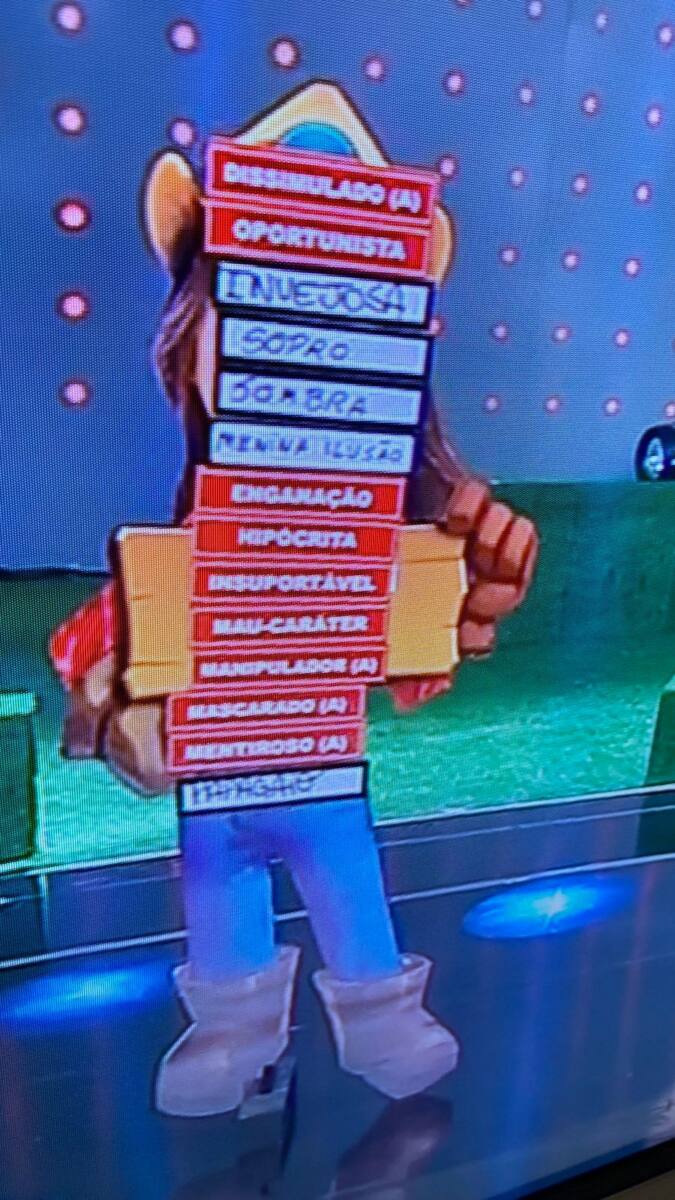 Toten de Pétala com as placas entregues por Kerline