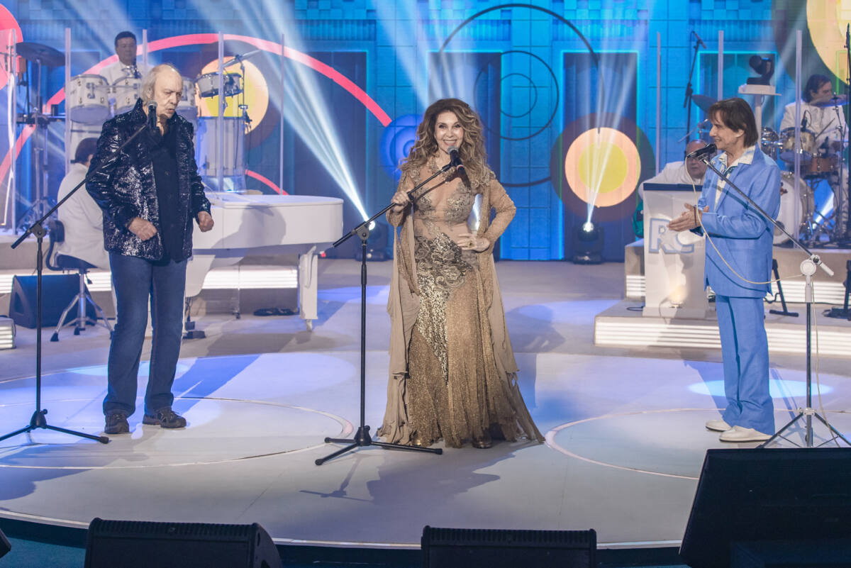 Erasmo Carlos cantando ao lado de Wanderléa e Roberto Carlos no palco do especial TV Globo