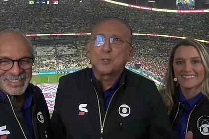 Comentarista junior, galvão bueno e ana thais matos no estádio da vitória do brasil na copa do mundo