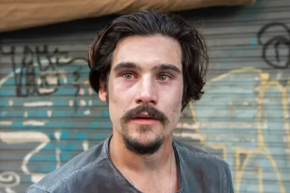 Nicolas Prattes, como Diego, em trecho de cena da novela Todas as Flores