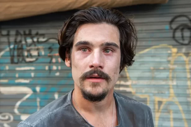 Nicolas Prattes, como Diego, em trecho de cena da novela Todas as Flores