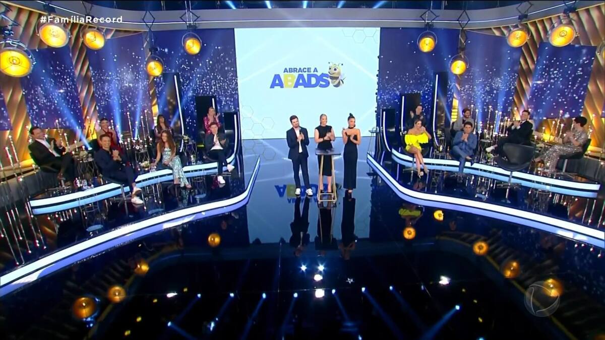Artistas reunidos no palco do Família Record após uma reportagem especial da Abads. 