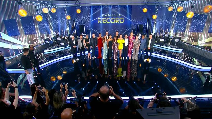 Todos os artistas da Record TV reunidos no palco para tirar uma foto na gravação do Família Record.