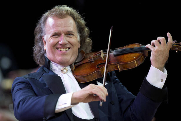 Maestro André Rieu tocando violino, em uma das apresentações da orquestra