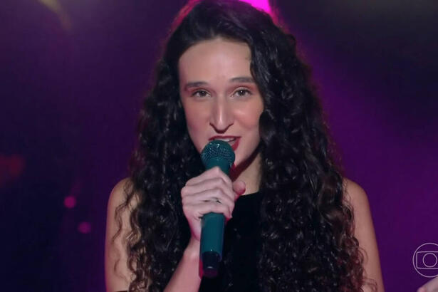 Participante Antonia Medeiros se apresentando no palco The Voice Brasil 11