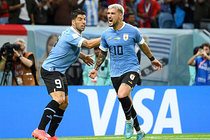 Arrascaeta e suarez, comemorando gol com a camisa do uruguai, em jogo pela copa do mundo