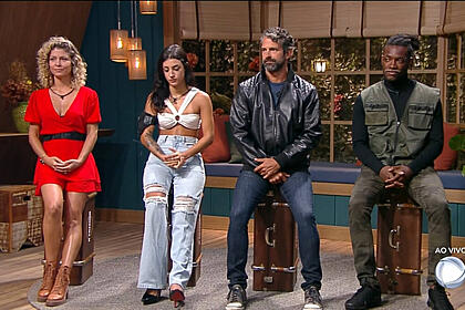 Bárbara borges, bia miranda, iran e pelé sentados na mala, em trecho da noite de eliminação de a fazenda 14