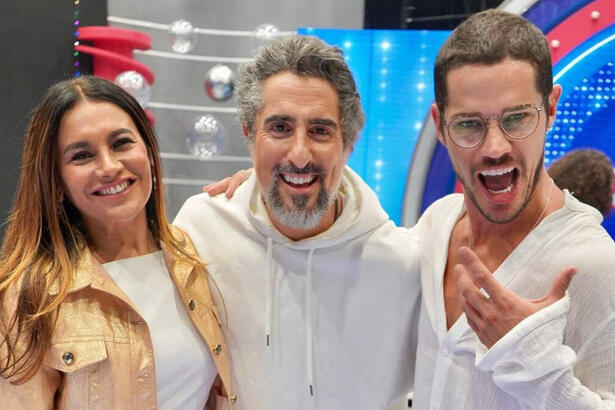 Dira Paes, Marcos Mion e José Loreto, vestidos de braços, abraçados, em foto posada no Caldeirão