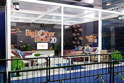 Trecho da Casa de Vidro do BBB 20, montada em um shopping. A frente, grades mostram um caminho onde as pessoas podem passar e observar os participantes confinados
