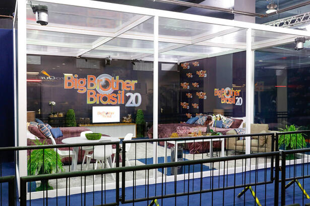 Trecho da Casa de Vidro do BBB 20, montada em um shopping. A frente, grades mostram um caminho onde as pessoas podem passar e observar os participantes confinados