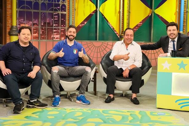 Humoristas convidados sentados num banco branco, ao lado de Danilo Gentili durante entrevista no The Noite, do SBT