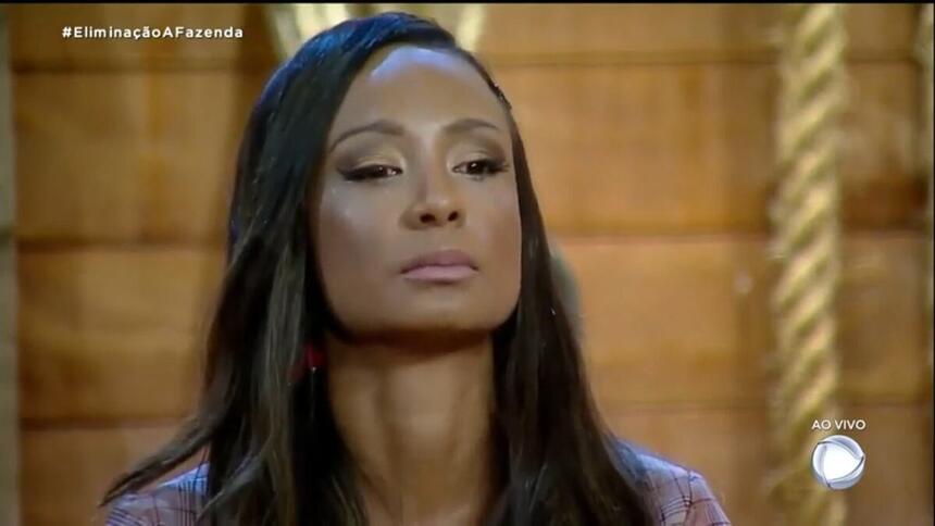 Drika durante sua participação em Fazenda 11 com semblante sério.