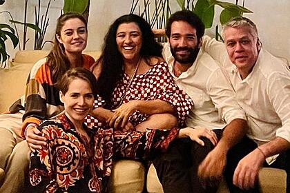 Regina Casé, Sophie Charlotte, Letícia Colin, Fábio Assunção e Humberto Carrão sentados num sofá durante reunião de elenco em São Paulo
