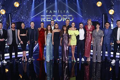 Elenco da Record TV reunido para gravação do Familia Record, da Record TV