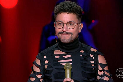 Participante Fellipe Dias se apresentando no palco The Voice Brasil 11