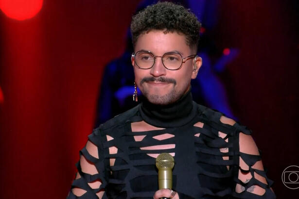 Participante Fellipe Dias se apresentando no palco The Voice Brasil 11