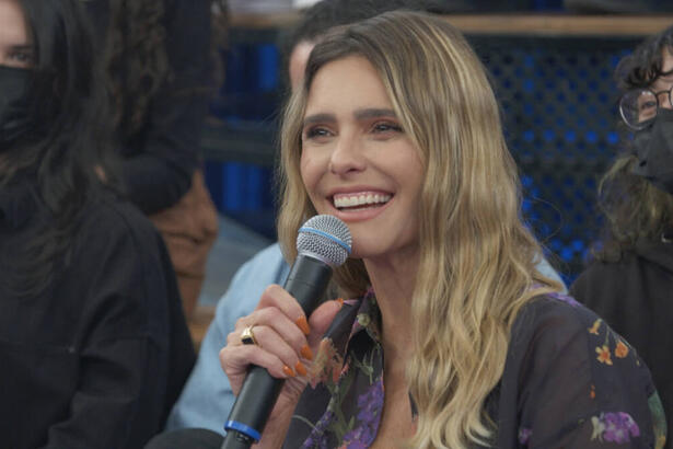 Fernanda Lima em trecho de uma participação no programa Altas Horas, com a plateia ao fundo