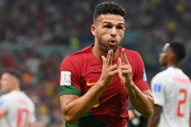Jogador Gonçalo Ramos, em campo com a camisa de Portugal,, em jogo da Copa do Mundo