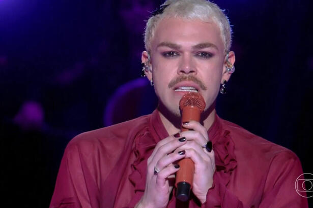 Participante Juniô Castanha se apresentando no palco The Voice Brasil 11