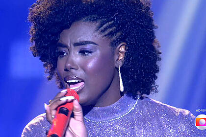 Keilla júnia se apresentando no palco da final do the voice brasil