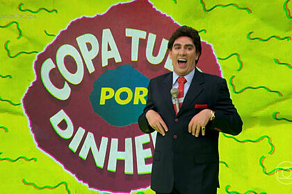 Marcelo Adnet, vestido de Silvio Santos, no quadro Que Doha é essa