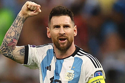 Messi, com um dos braços estendidos, comemorando um gol com a camisa da argentina, em jogo da copa do brasil