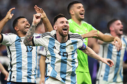 Messi pulando e comerando o título da argentina, ao lado de outros colegas de seleção
