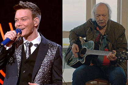 Montagem de Michel Teló, cantando no palco do The Voice Brasil 11, com Erasmo Carlos sentado e tocando violão